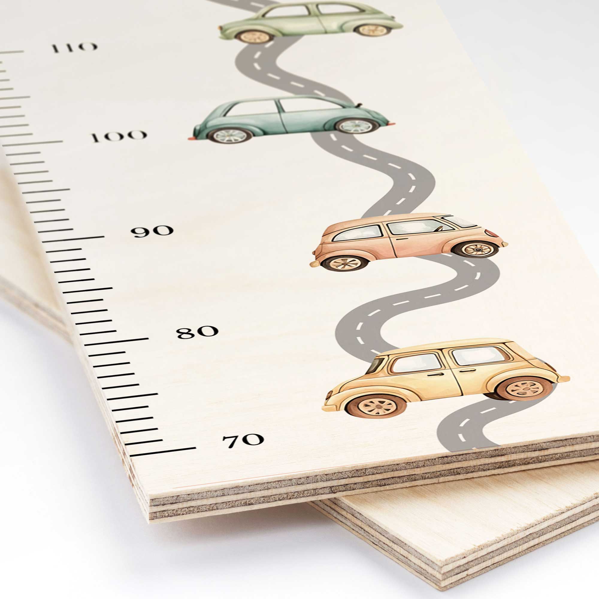 Detailansicht der personalisierten Messlatte aus Holz mit Automotiv Detailansicht der personalisierten Messlatte aus Holz mit Automotiv