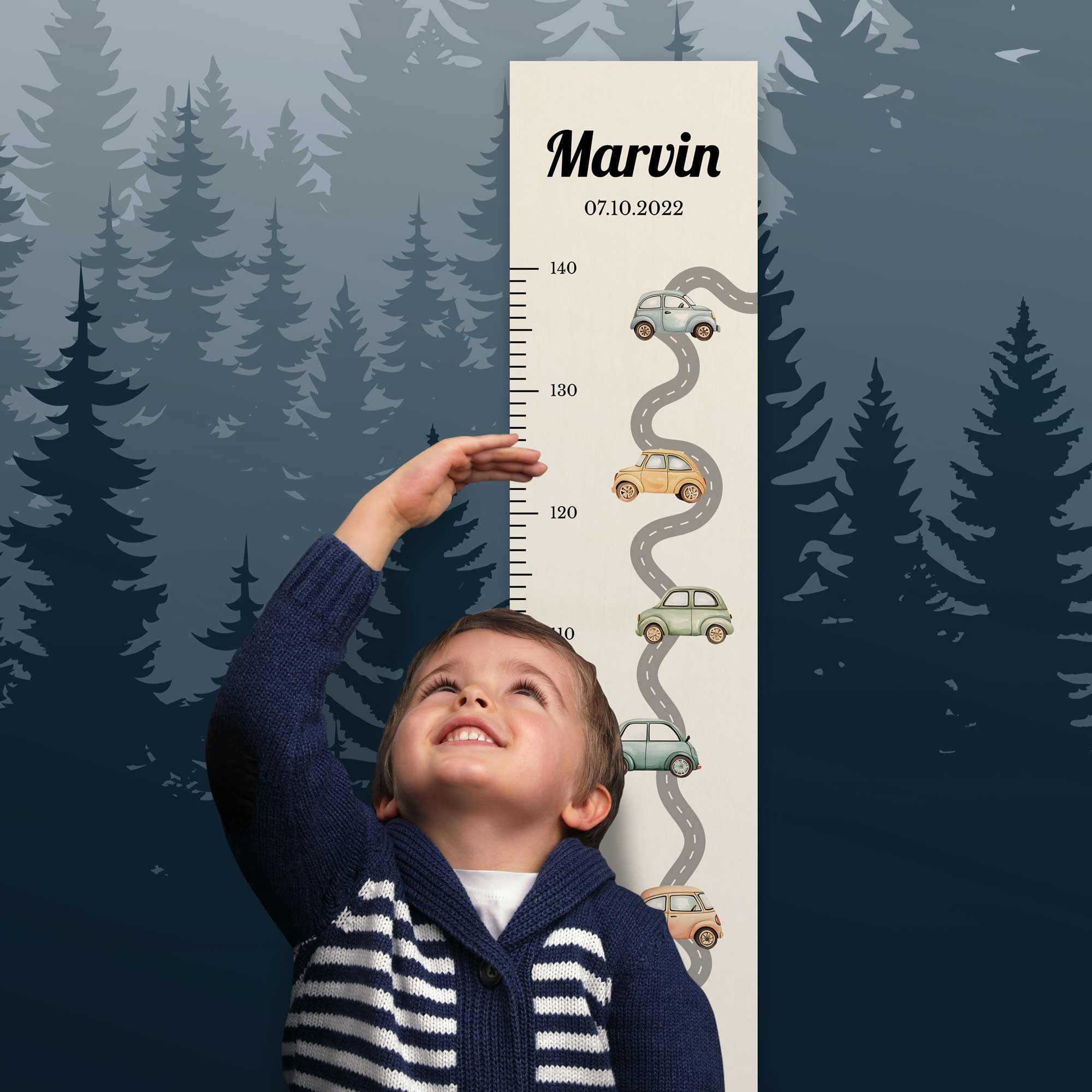 Junge steht vor der personalisierten Messlatte und misst seine Größe. Junge steht vor der personalisierten Messlatte und misst seine Größe.