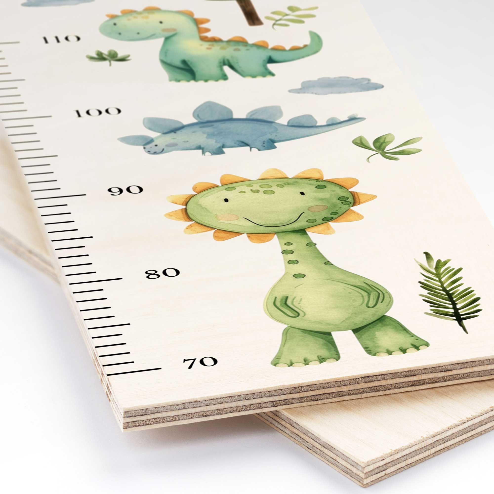 Detailansicht der personalisierten Messlatte aus Holz mit Dinosaurier-Motiv Detailansicht der personalisierten Messlatte aus Holz mit Dinosaurier-Motiv