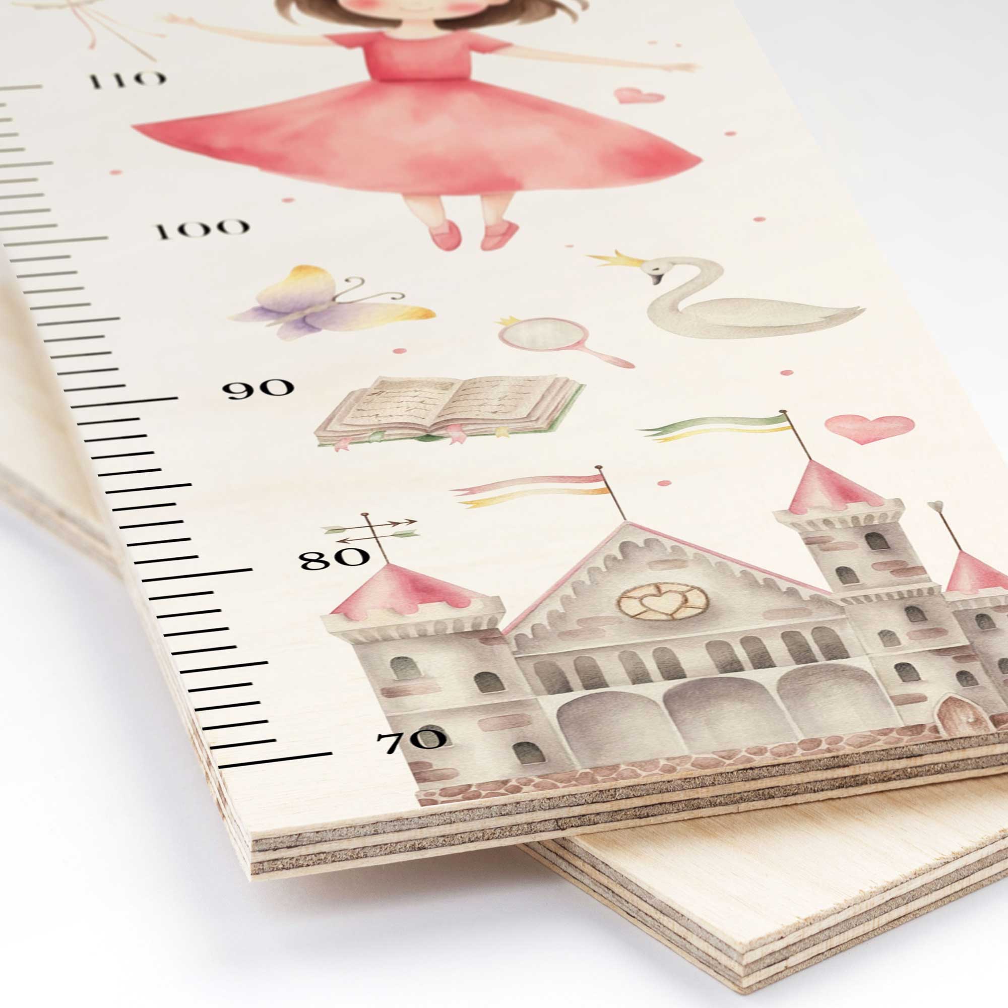 Detailansicht der personalisierten Messlatte aus Holz mit Prinzessinnen und Einhorn Motiv Detailansicht der personalisierten Messlatte aus Holz mit Prinzessinnen und Einhorn Motiv
