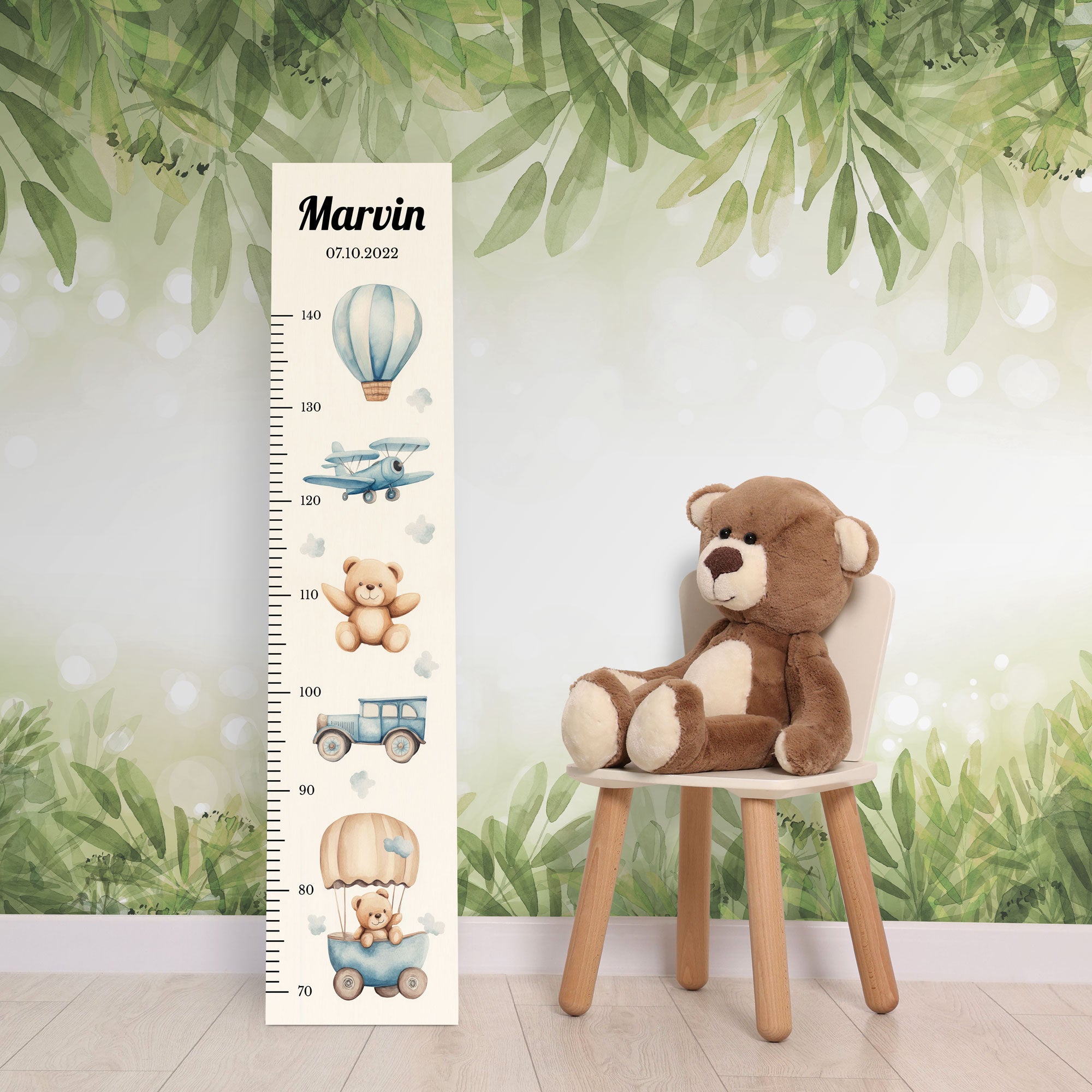 Personalisierte Messlatte aus Holz für Jungen und Mädchen mit Flugzeug, Auto und Teddy Motiv vor einer Kinderzimmerwand. Personalisierte Messlatte aus Holz für Jungen und Mädchen mit Flugzeug, Auto und Teddy Motiv vor einer Kinderzimmerwand.