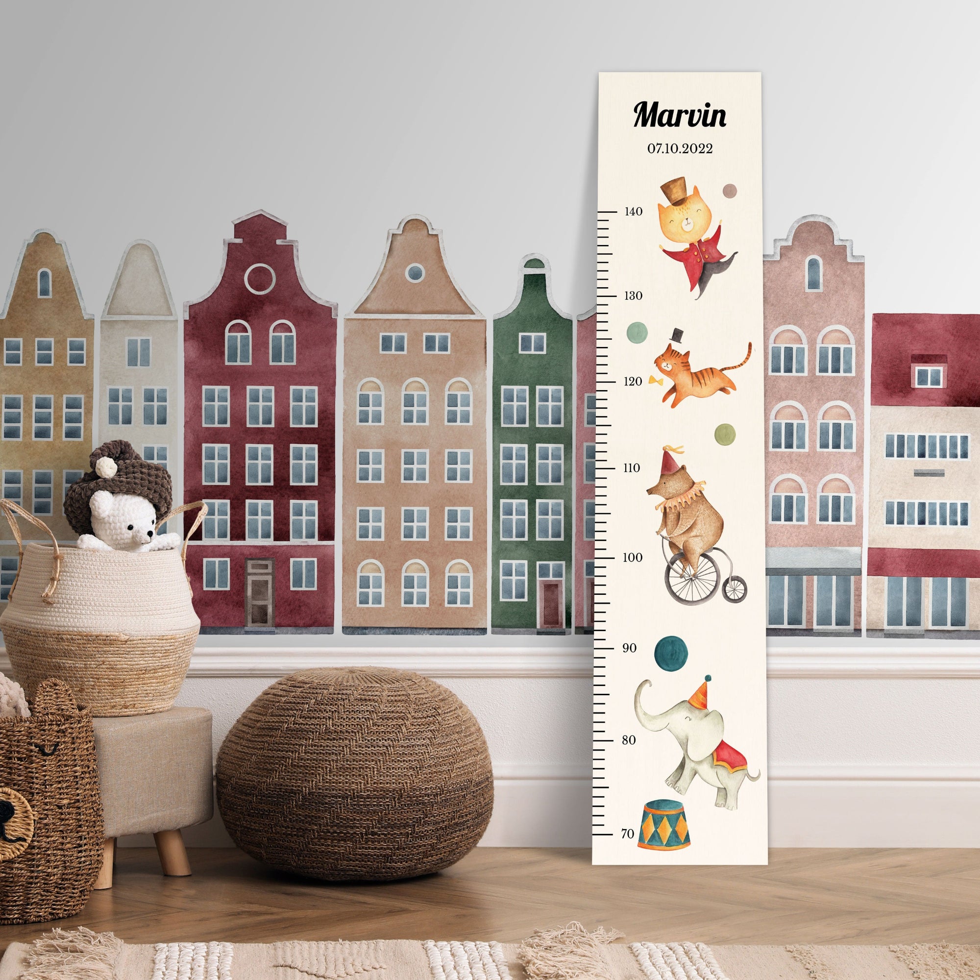 Personalisierte Messlatte aus Holz für Jungen und Mädchen mit Zirkus Motiv und Bär, Elefant und Katze vor einer Kinderzimmerwand. Personalisierte Messlatte aus Holz für Jungen und Mädchen mit Zirkus Motiv und Bär, Elefant und Katze vor einer Kinderzimmerwand.