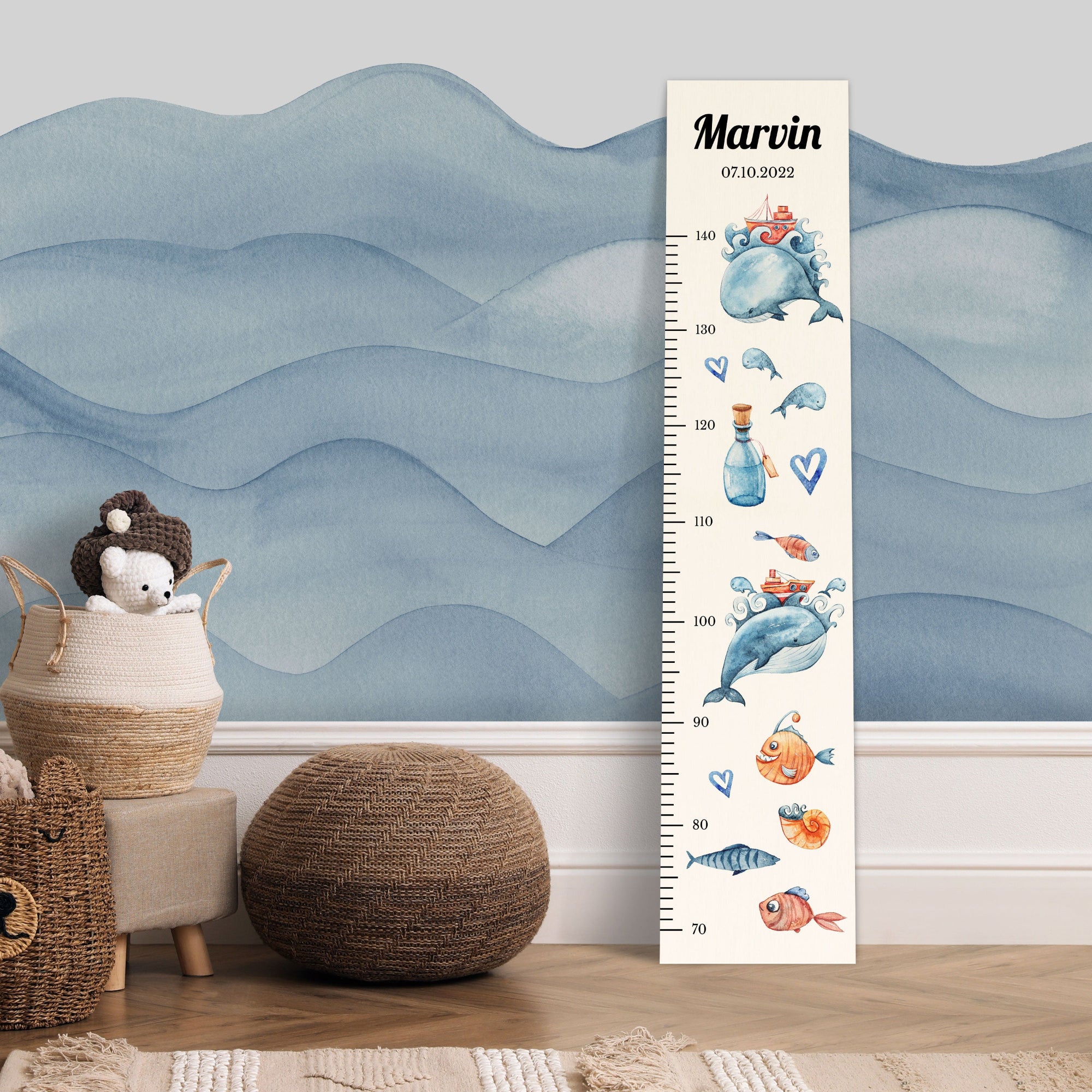 Personalisierte maritime Messlatte aus Holz für Jungen und Mädchen mit Wal, Fischen und Flaschenpost vor einer Kinderzimmerwand. Personalisierte maritime Messlatte aus Holz für Jungen und Mädchen mit Wal, Fischen und Flaschenpost vor einer Kinderzimmerwand.
