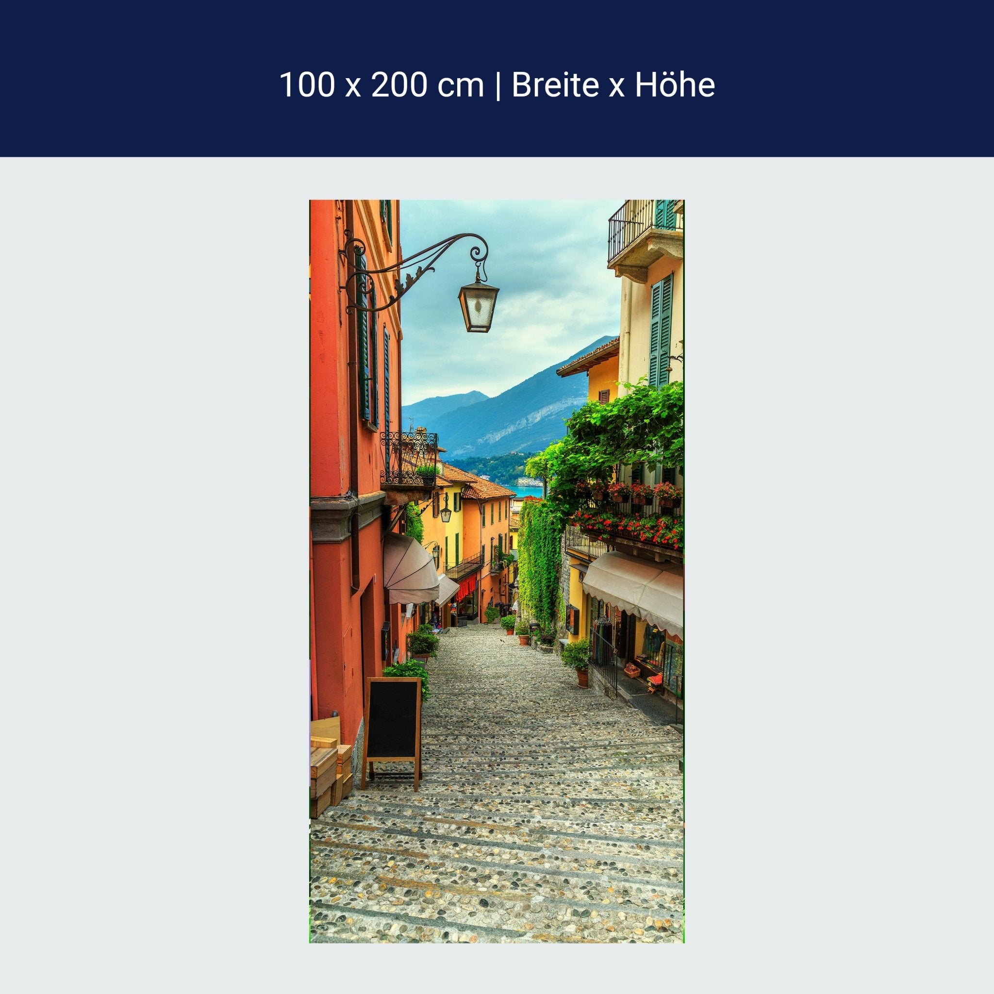 Türtapete Gasse mit Blick auf Berge & See, Italien M1336 Türtapete Gasse mit Blick auf Berge & See, Italien M1336