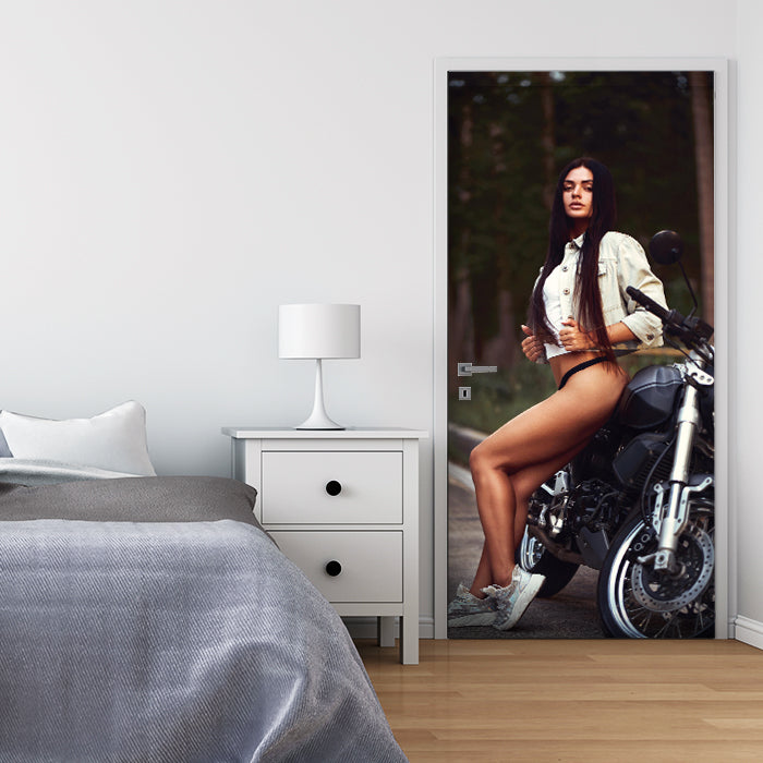 Türtapete Model & Motorrad, Frau, Sexy, Fotografie M1401 - Bild 1 Türtapete Model & Motorrad, Frau, Sexy, Fotografie M1401 - Bild 1