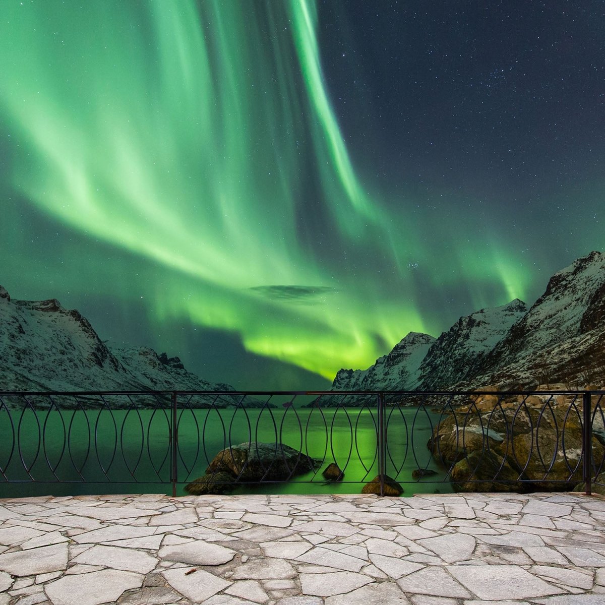 Beistelltisch mit Blick vom Balkon - Grünes Polarlicht M0603 entdecken - Bild 2 Beistelltisch mit Blick vom Balkon - Grünes Polarlicht M0603 entdecken - Bild 2