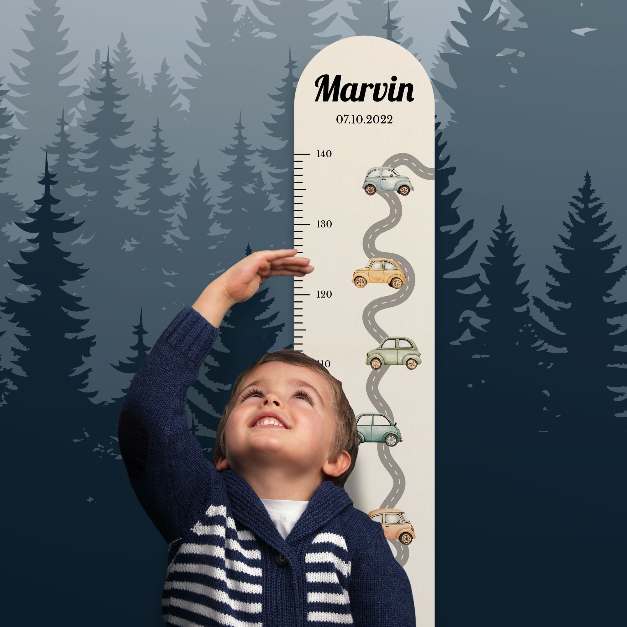 Junge steht vor der personalisierten Messlatte und misst seine Größe.