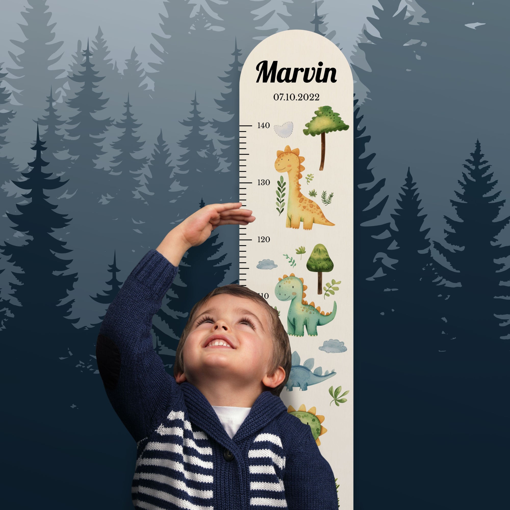 Junge steht vor der personalisierten Messlatte und misst seine Größe.