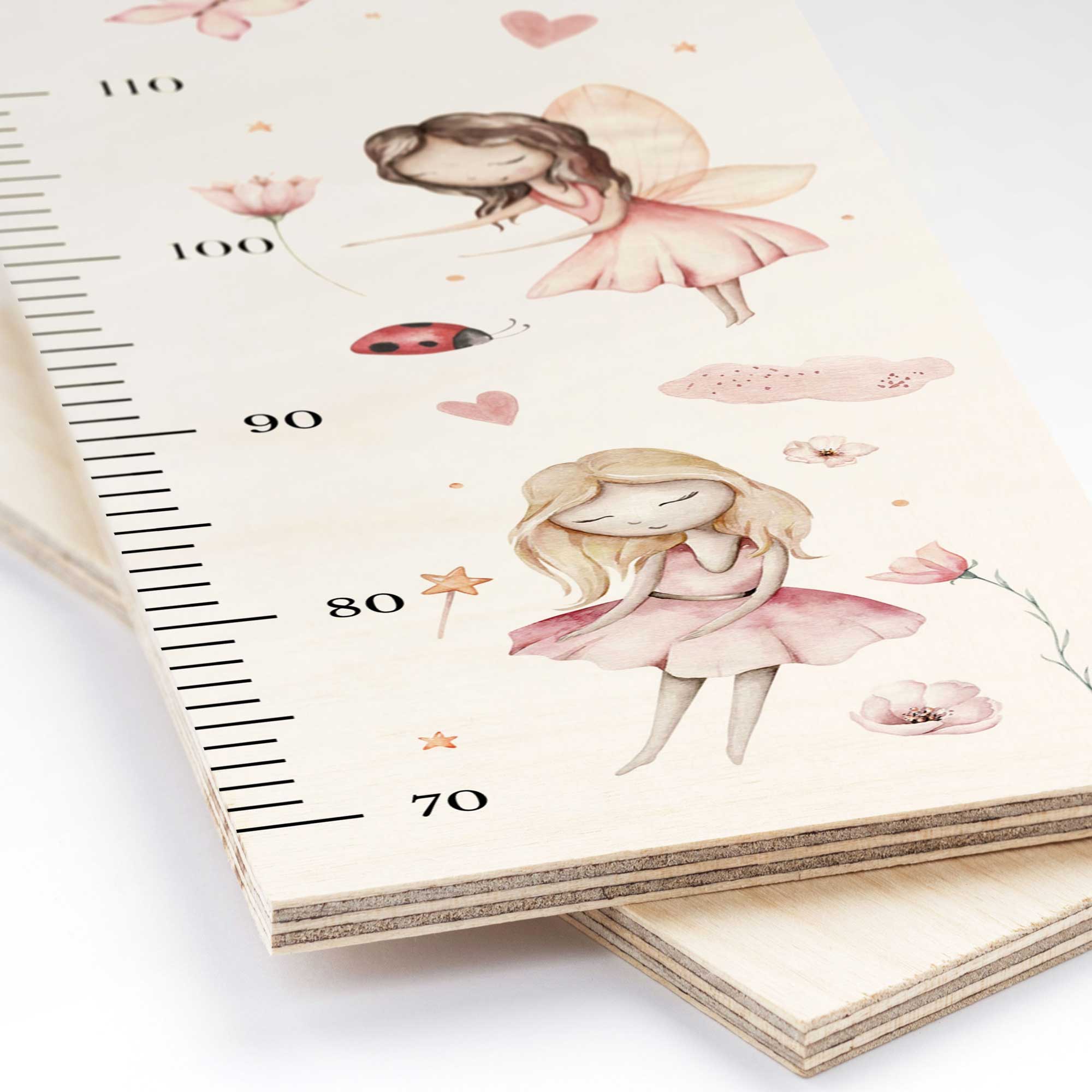 Detailansicht der personalisierten Messlatte aus Holz mit Feenmotiv