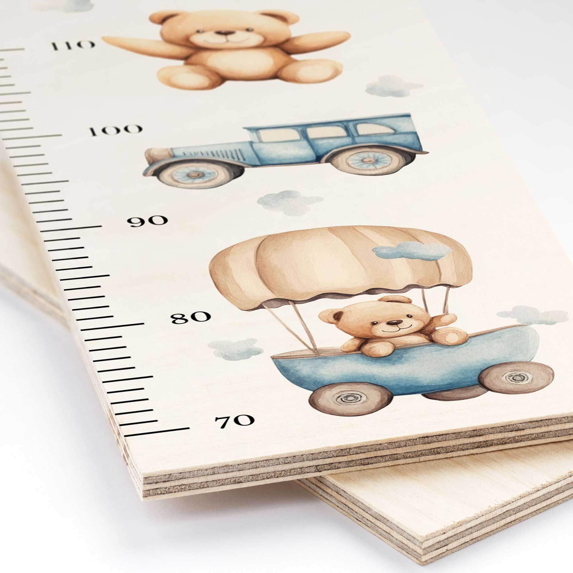 Detailansicht der personalisierten Messlatte aus Holz mit Flugzeug, Auto, Teddy Motiv