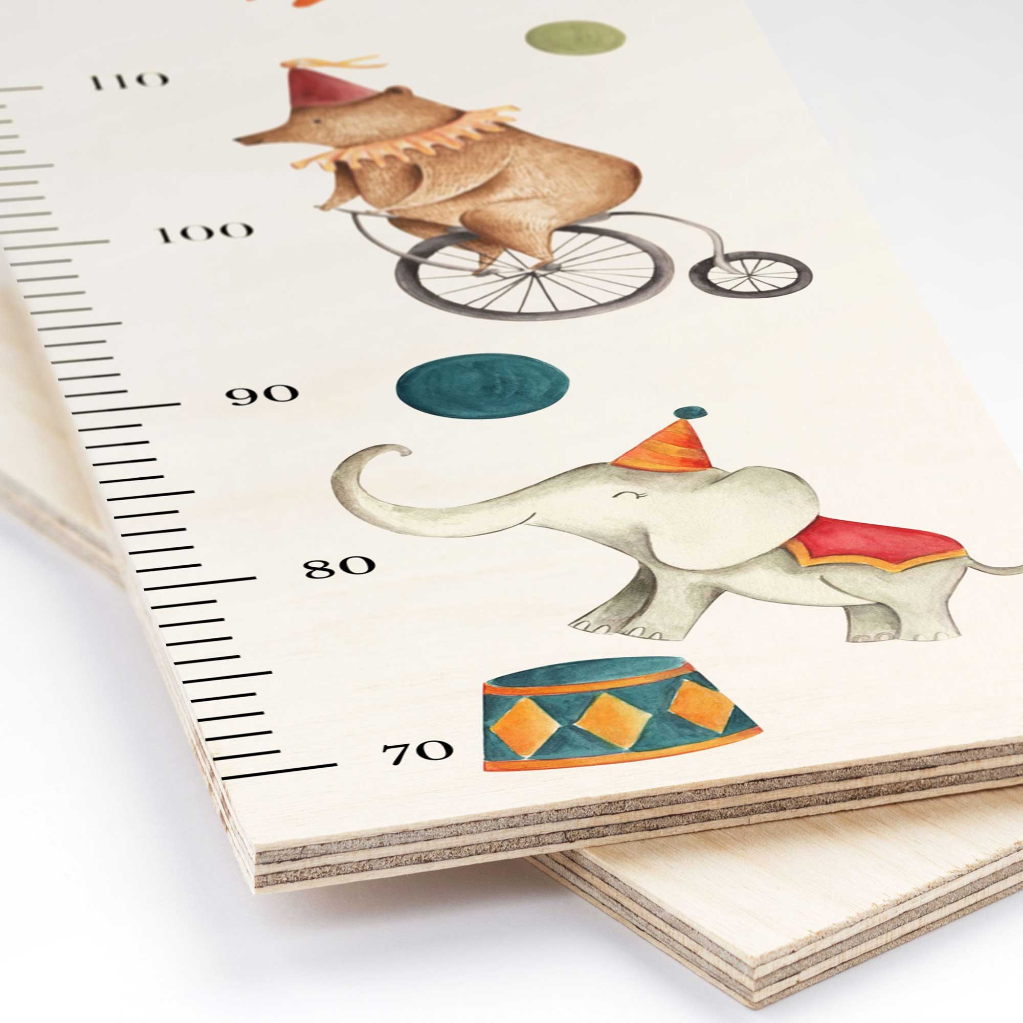 Detailansicht der personalisierten Messlatte aus Holz mit Zirkusmotiv mit Bär, Elefant, Katze