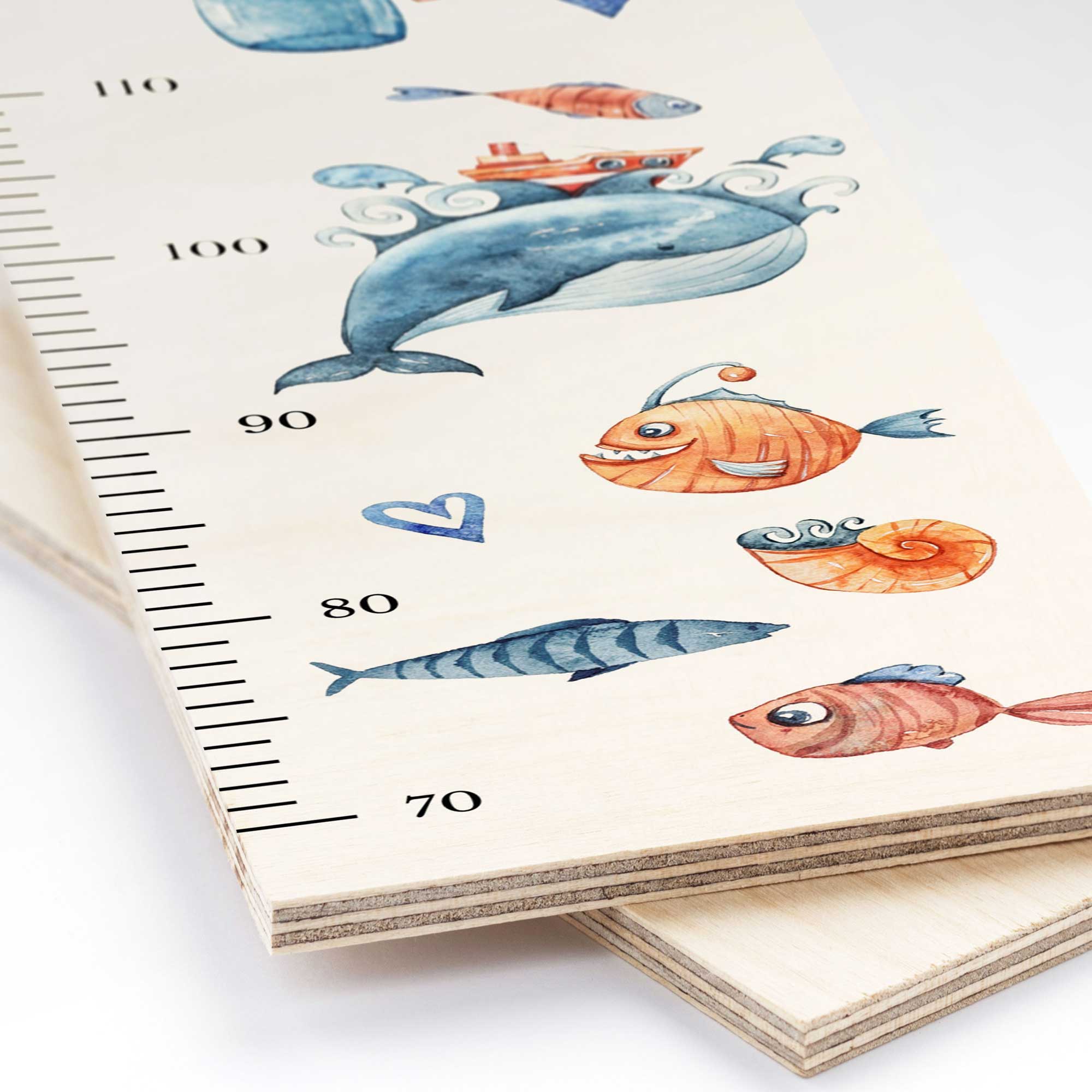 Detailansicht der personalisierten Messlatte aus Holz mit Wal Motiv