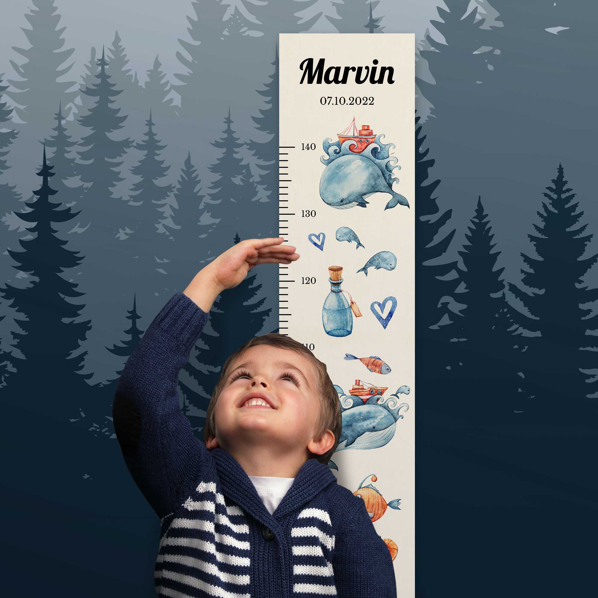 Junge steht vor der personalisierten Messlatte und misst seine Größe.