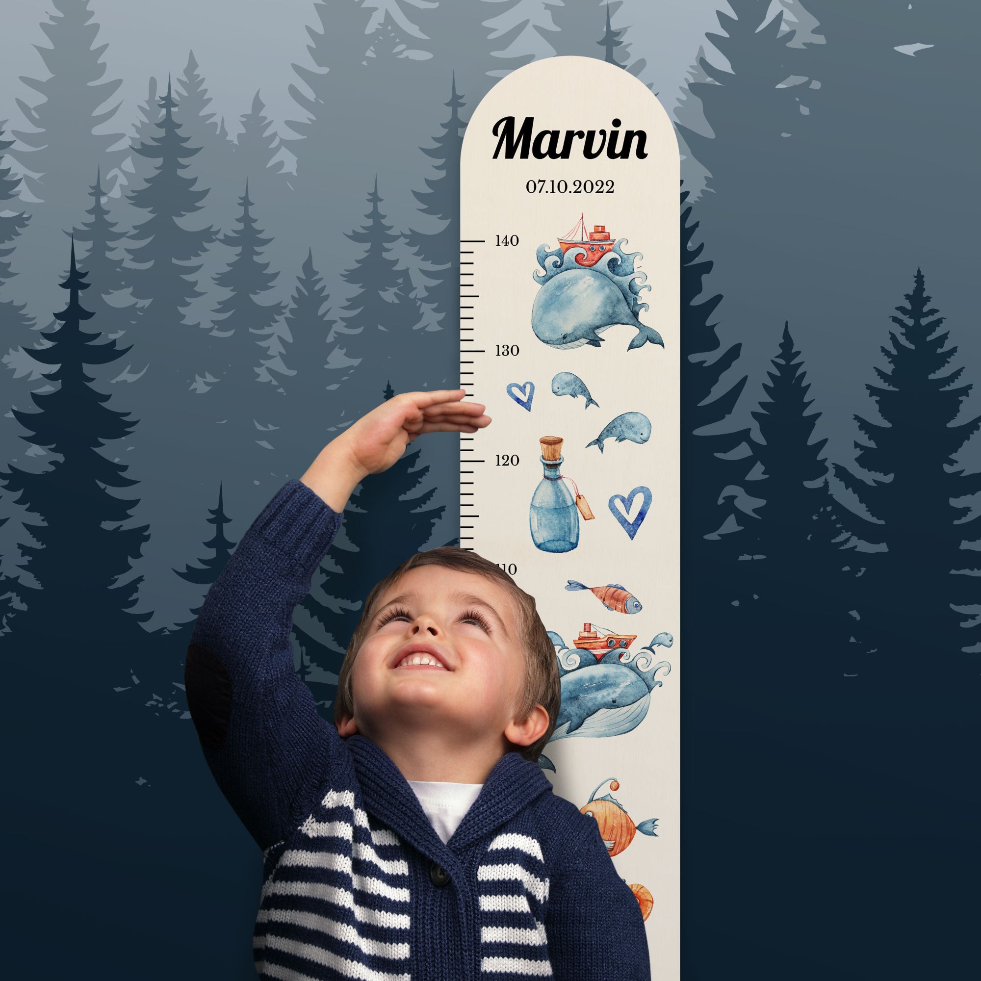 Junge steht vor der personalisierten Messlatte und misst seine Größe.